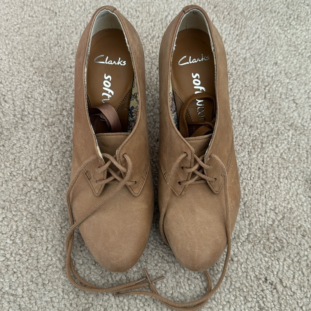 Clarks Software heels with laces